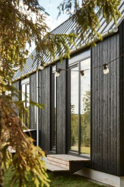 Vom Architekten gestaltetes Doppel-Ferienhaus, verkleidet mit Stahlprofilen und Holz, Skovsøvej 15, 4200 Slagelse